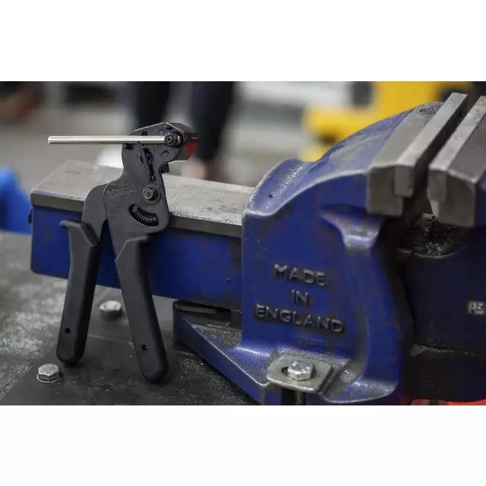 Shop rs-pro-cable-tie-gun-03-a-123mm-capacity-493-1958-rs RS PRO Cable Tie Gun 0.3-12.3 mm Capacity Steel