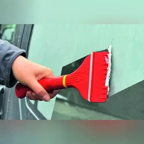 wolf-garten-ice-scraper-red-color-plastic-body-and-10-cm-working-width-71aqa003650