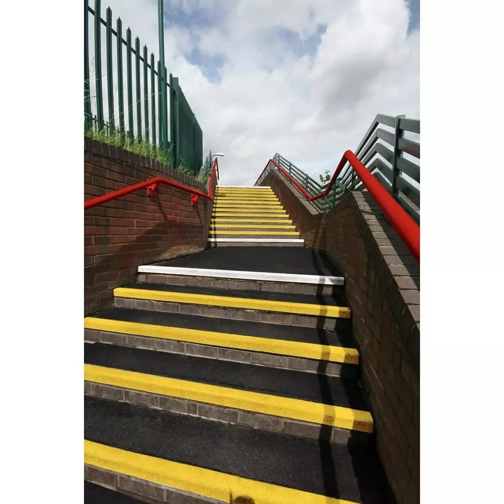 grp010704s-coba-europe-coba-europe-blackyellow-stair-tread-glass-fibre-reinforced-plastic-silicone-carbide-edge-protection-solid-finish-872-5665-rs