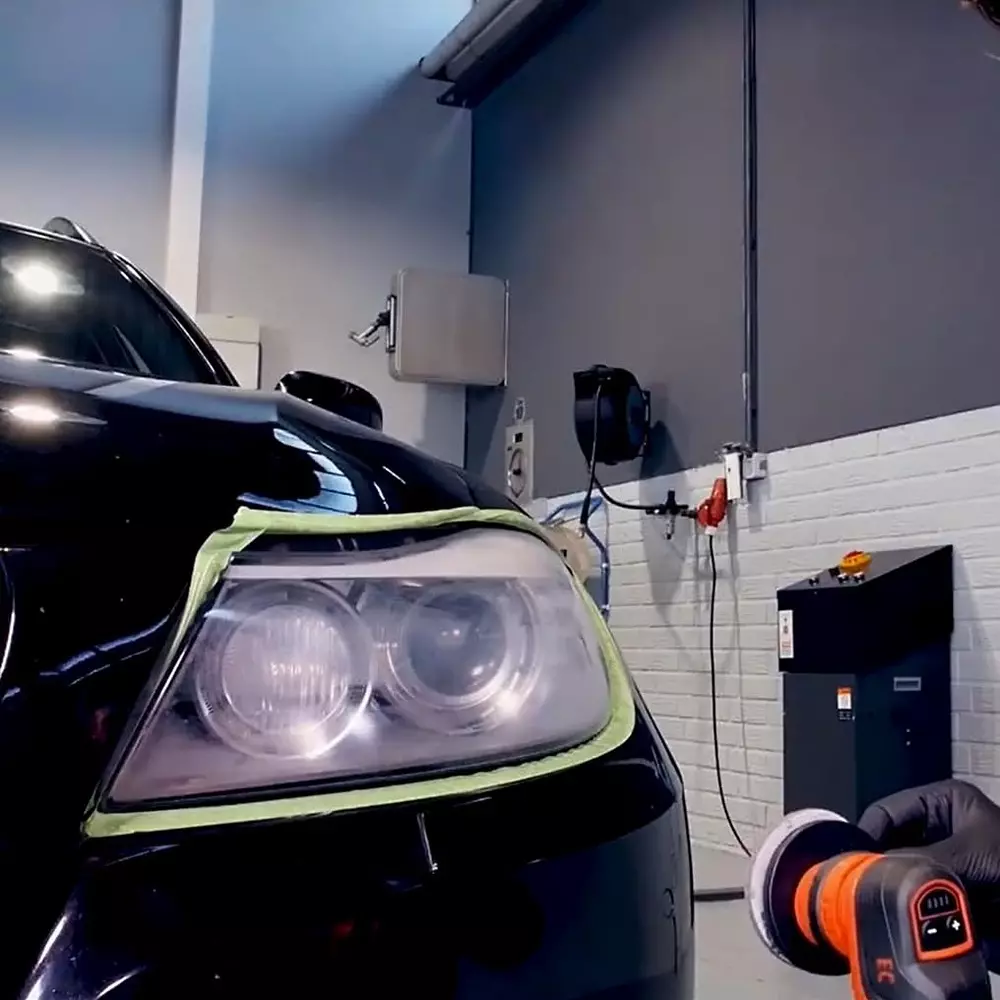 sonax-profiline-headlight-polish-removes-dirt-and-stains-on-the-headlamp