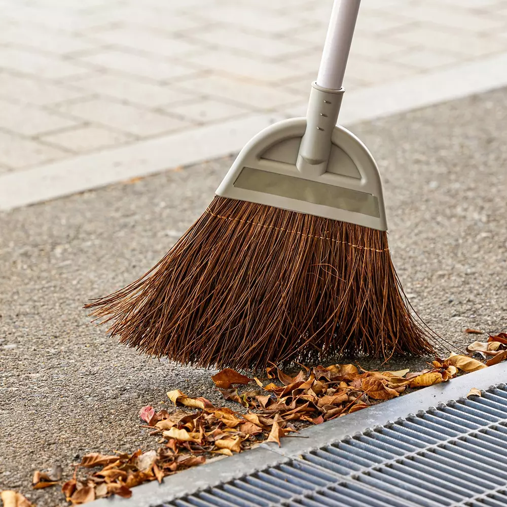 monotaro-red-fern-broom-with-long-handle-gray-27-mm-length-13167765