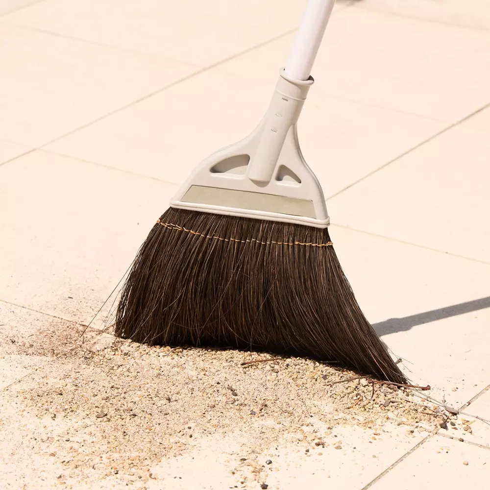 monotaro-black-fern-broom-with-short-handle-gray-26-mm-length-13167781