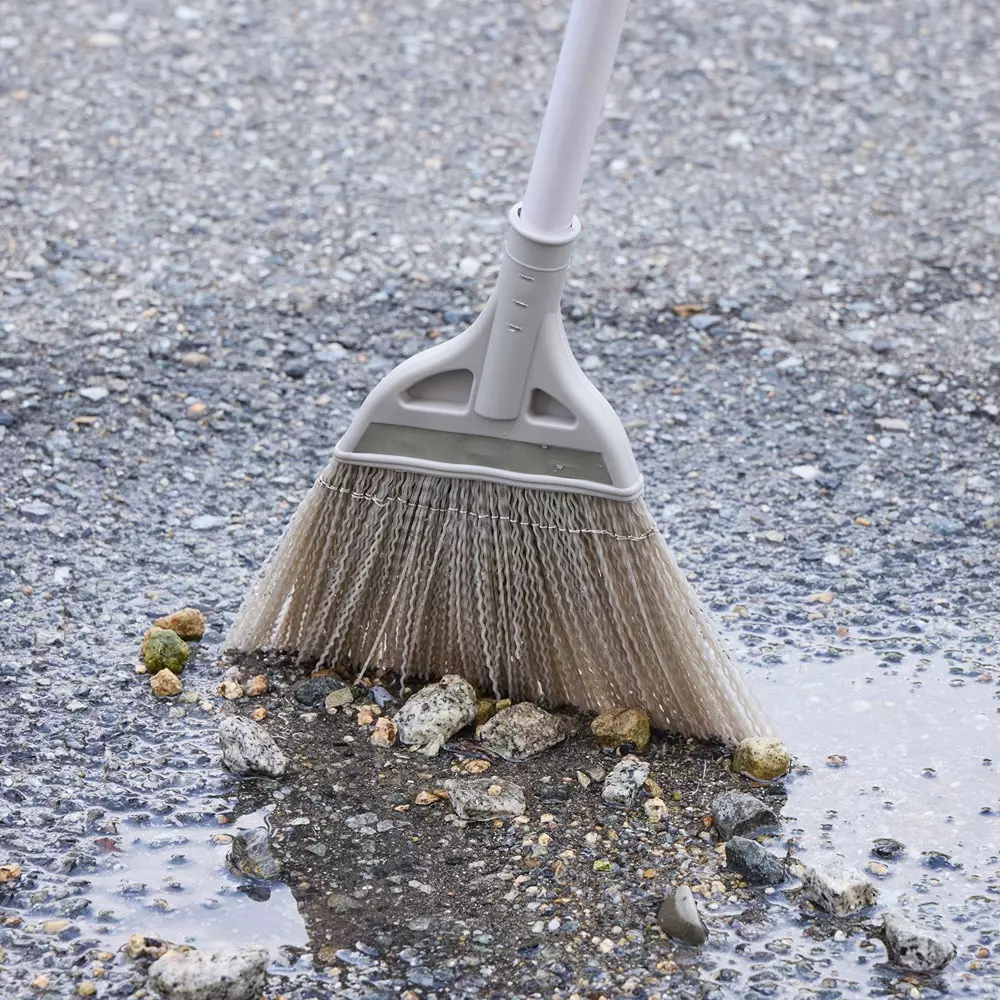 monotaro-synthetic-fiber-broom-with-short-handle-gray-26-mm-length-13167799