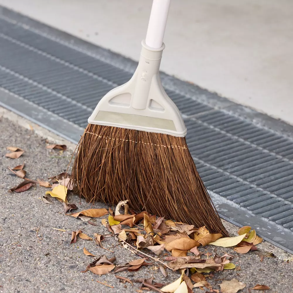 monotaro-red-fern-broom-with-short-handle-gray-26-mm-length-13167756