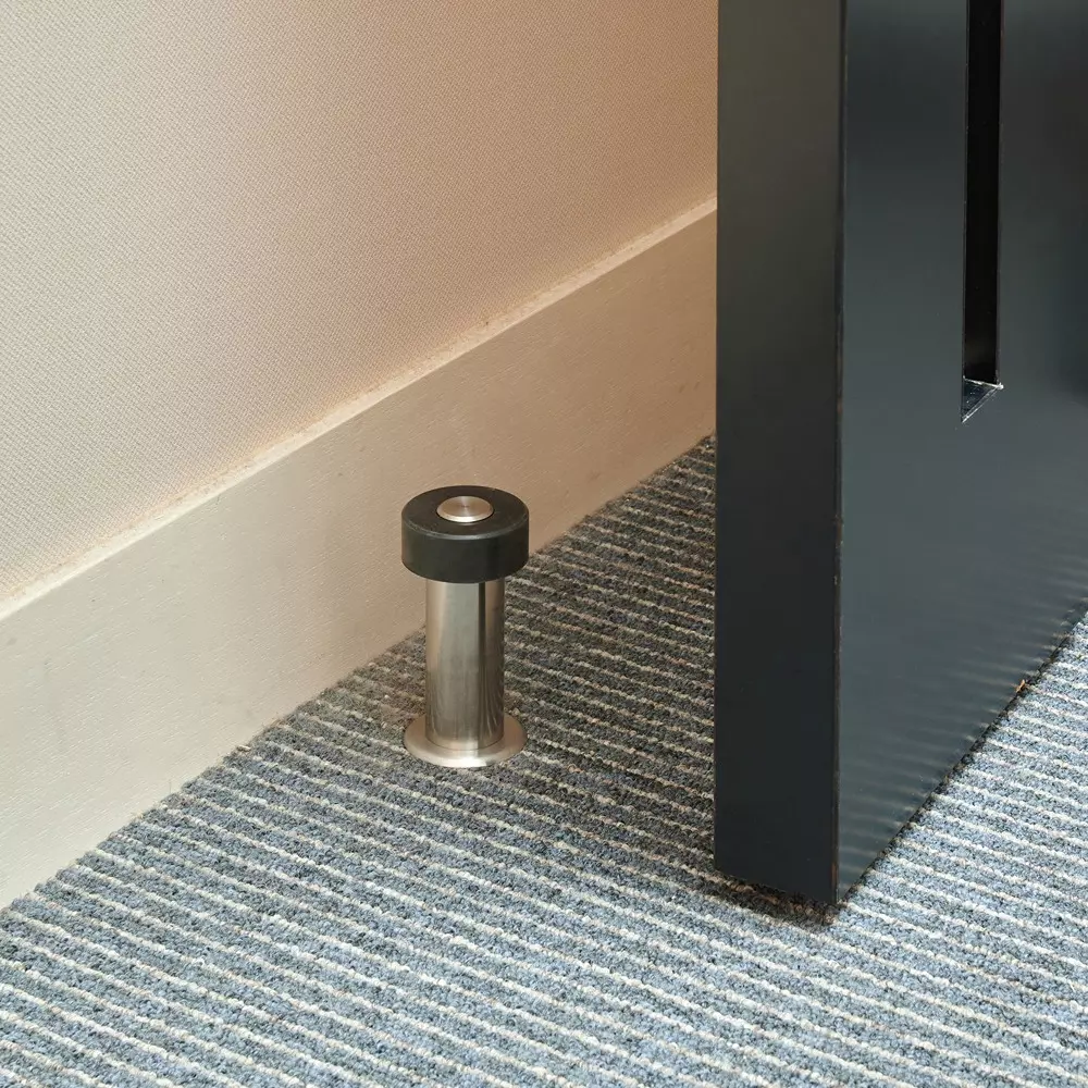 monotaro-floor-mount-bar-type-door-stop-with-base-mass-about-240-g-height-150-mm-outer-diameter-top-40-bottom-25-mm-150