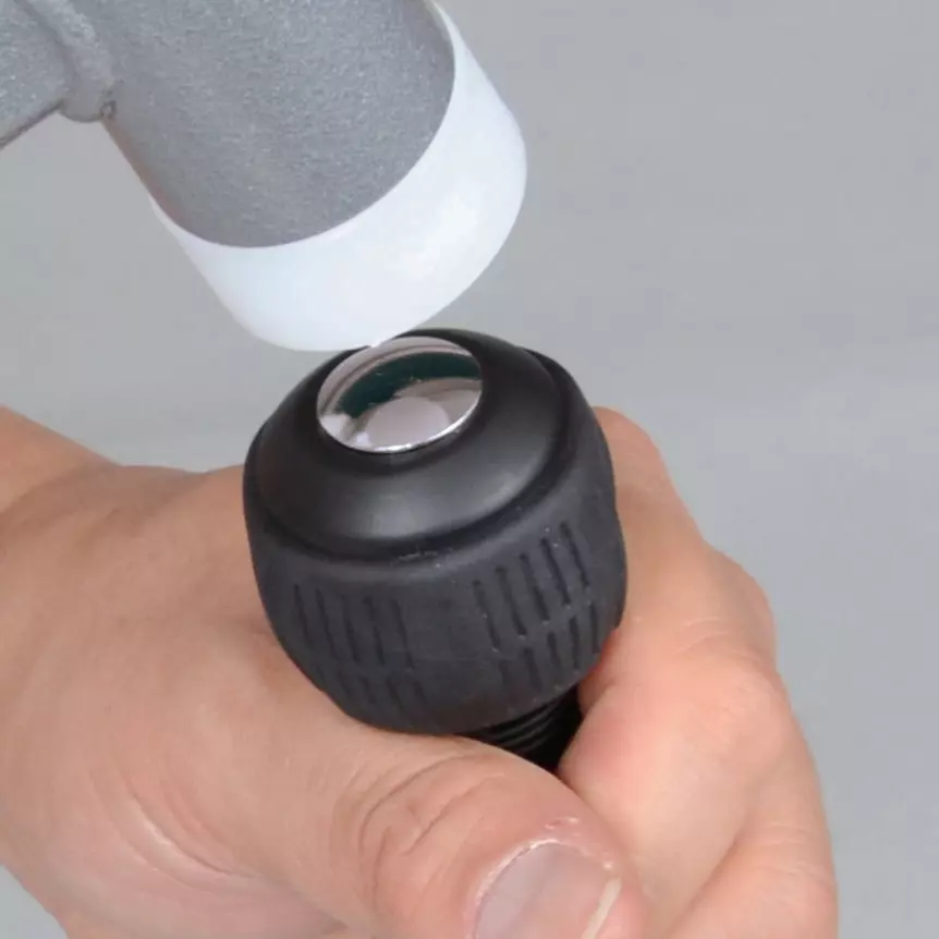 trusco-driver-for-worn-out-screw-removal-bit-with-magnet-tnd-2-100