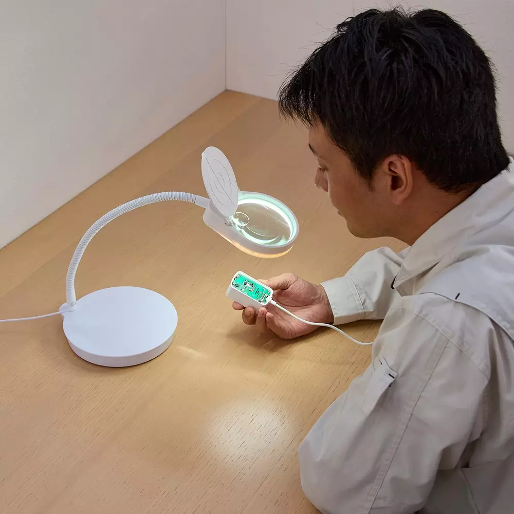 monotaro-magnifying-glass-with-led-light-and-stand-usb-connection-3799716