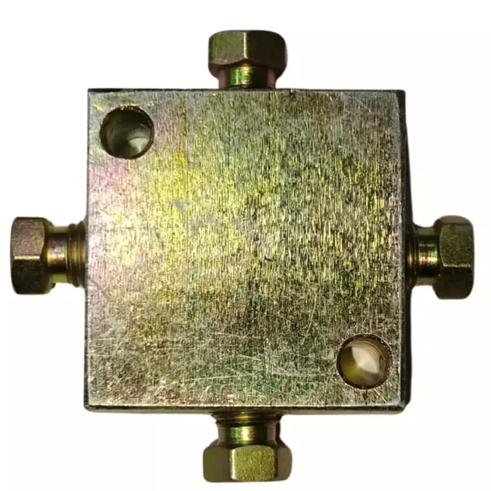 GENERIC Lubrication Four Way Size 4 mm in Golden Metal Body for Lubrication of Moving Parts