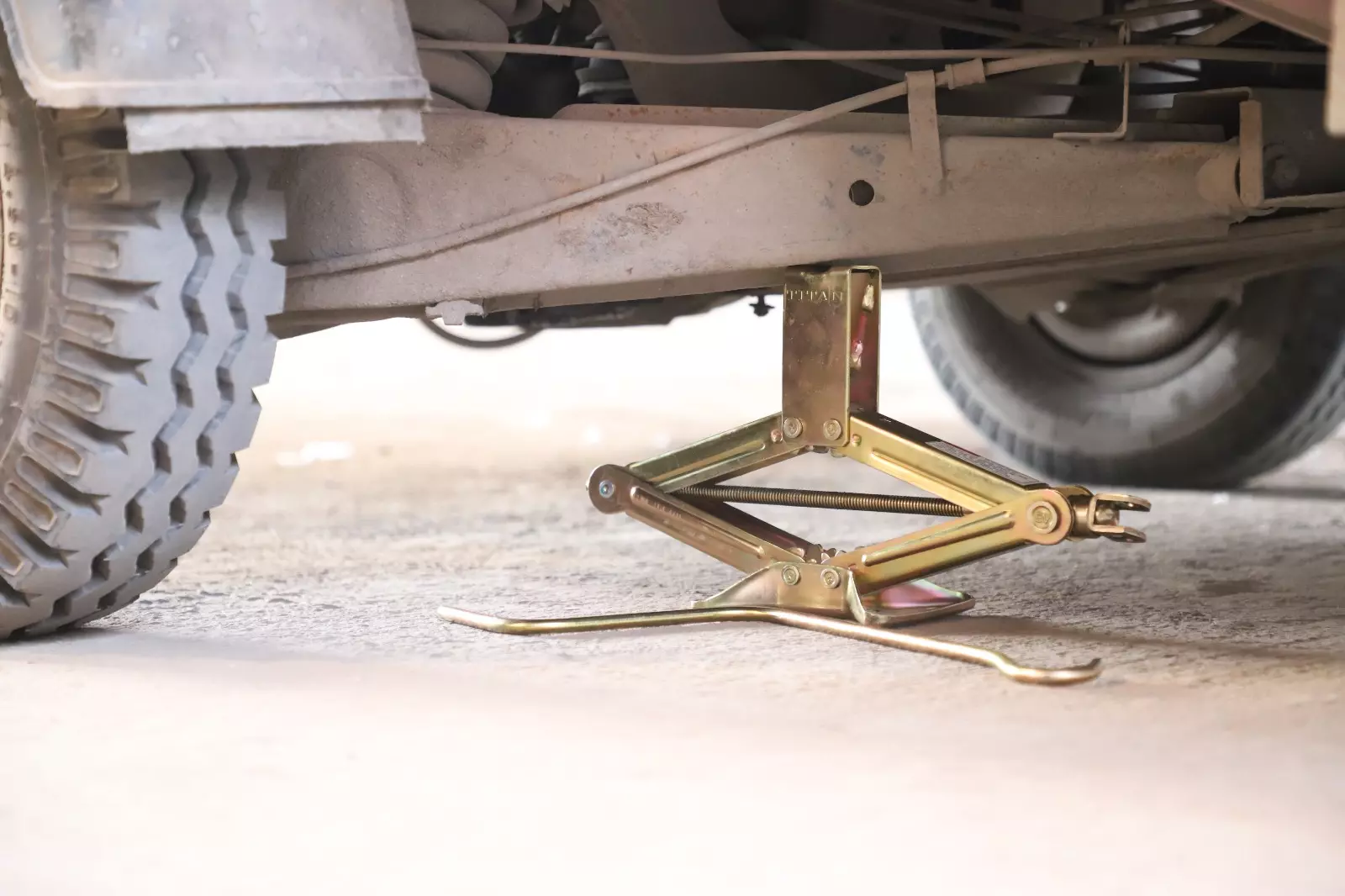 TITAN Scissor Jack with 400 mm Handle 1 Ton (1000 Kg)