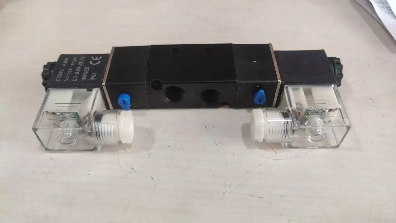Airmax 6.35 mm (1/4 inch) 24 VDC Double Solenoid Valve AMV 4V 220 -08-1