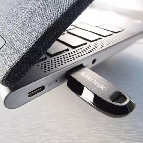 SanDisk Ultra Curve Flash Drive USB 3.2 Gen 1 32 GB Black, SDCZ550-032G-I35