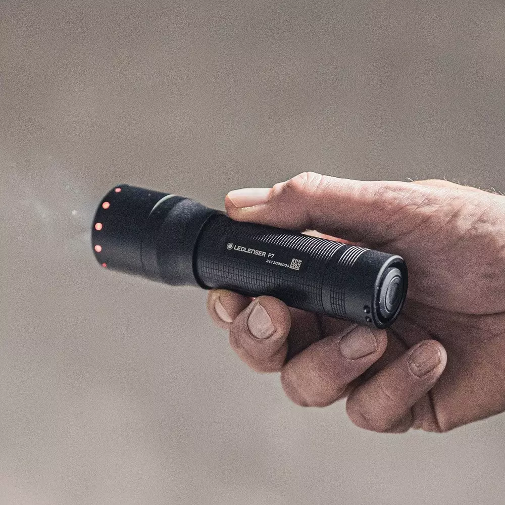 led-lenser-flash-light-black-color-650-lm-maximum-luminous-flux-and-400-m-beam-distance-p7-new