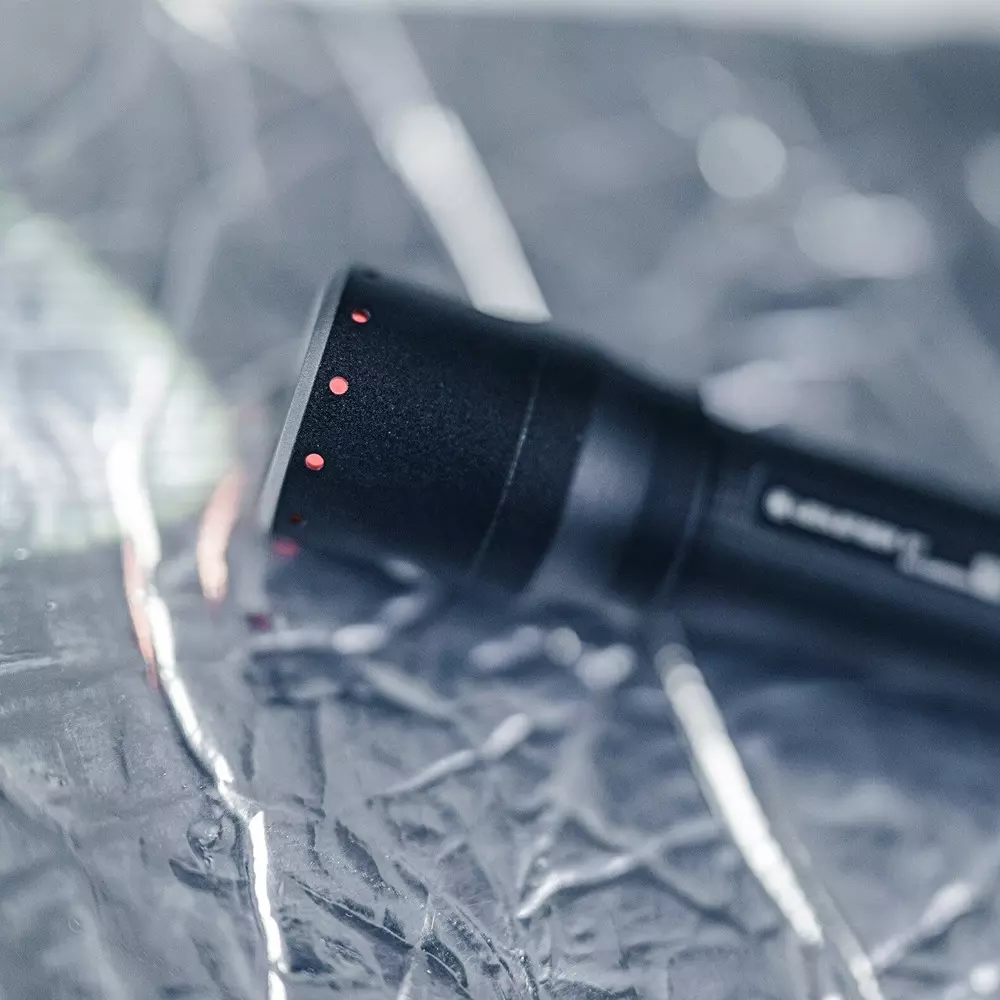 led-lenser-flash-light-black-color-650-lm-maximum-luminous-flux-and-400-m-beam-distance-p7-new