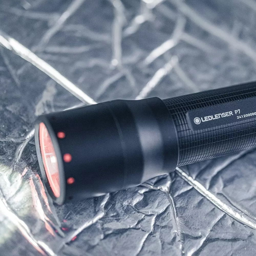 led-lenser-flash-light-black-color-650-lm-maximum-luminous-flux-and-400-m-beam-distance-p7-new