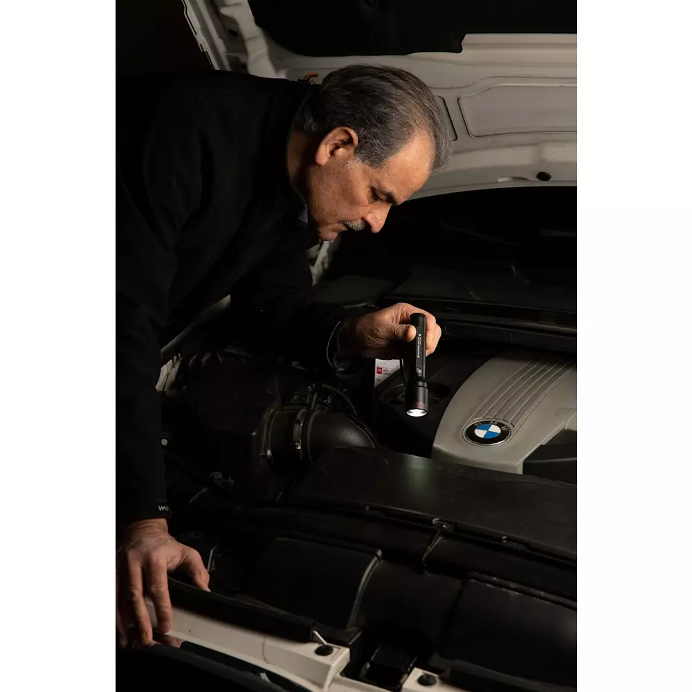 led-lenser-flash-light-black-color-900-lm-maximum-luminous-flux-and-240-m-beam-distance-p6r-core