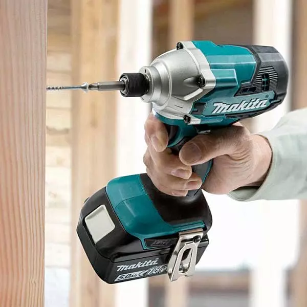 Makita Cordless Impact Driver with Rapid Charger Kit 18 V 1/4 Inch (6.35 mm) Size 155 Nm Torque for Industrial Use, DTD156Z
