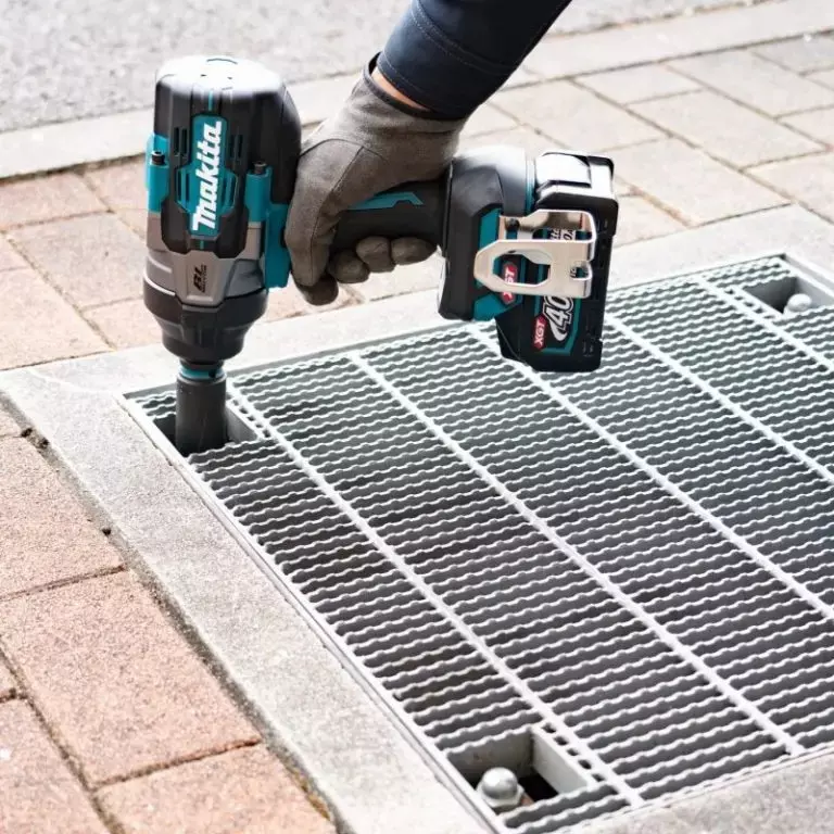 Makita Cordless Impact Wrench 40 V Max Li-ion XGT, 1/2 inch (12.7 mm) Square Drive and 1360 Nm Fastening Torque, TW003GM201 (With Battery & Charger)