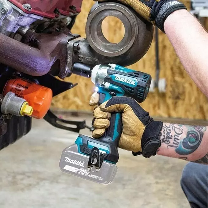 Makita Cordless Impact Wrench 18 V LXT Li-Ion 330 Nm Maximum Fastening Torque and 4000 IPM Impact Rate, DTW300RFJ (With Battery & Charger)