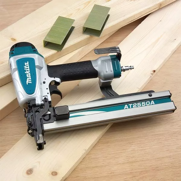 Makita Wide Crown Stapler with 16 Ga 25 mm Wide and 25-50 mm Length, AT2550A