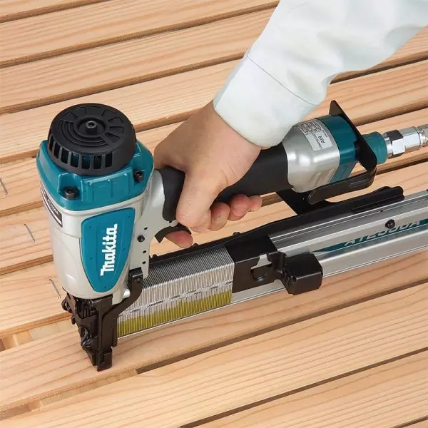 Makita Wide Crown Stapler with 16 Ga 25 mm Wide and 25-50 mm Length, AT2550A