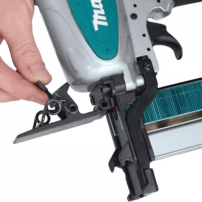 Makita Wide Crown Stapler with 16 Ga 25 mm Wide and 25-50 mm Length, AT2550A