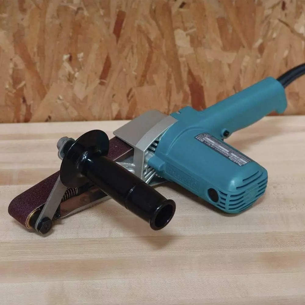 Makita Belt Sander 30 x 533 mm Belt Size and 200 – 1000 m/min Belt Speed with Accessories, 9031