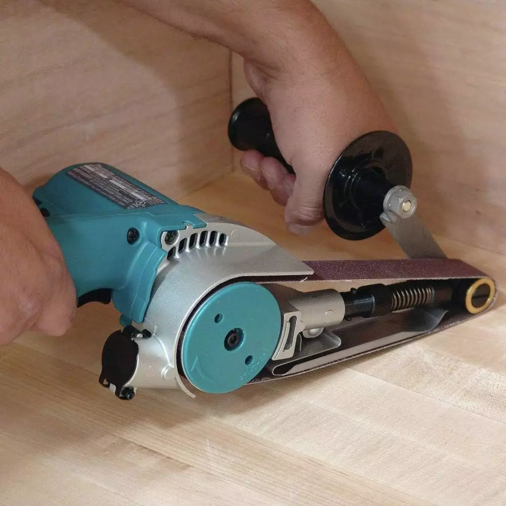 Makita Belt Sander 30 x 533 mm Belt Size and 200 – 1000 m/min Belt Speed with Accessories, 9031