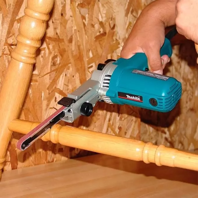 Makita Belt Sander 9 x 533 mm Belt Size and 300 – 1700 m/min Belt Speed with Accessories, 9032