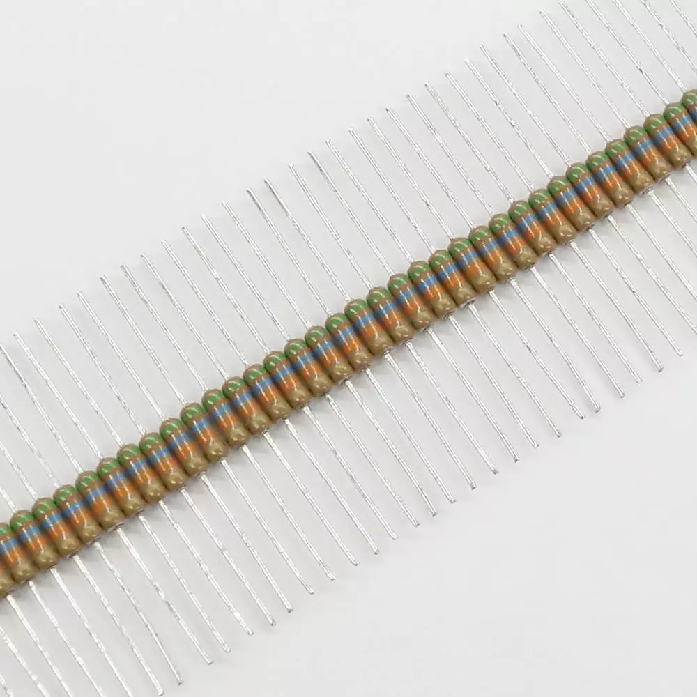 KOA Carbon Resistor 3.3 kΩ Resistance ±5 Resistance Tolerance 250 V Maximum Operating Voltage, CF1/4-3.3kΩJ
