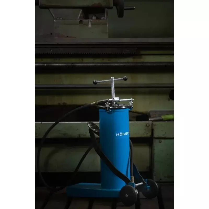 Hogert Technik Grease Pump Foot Operated 6 L Capacity and 3600 PSI Maximum Pressure, HT8G912