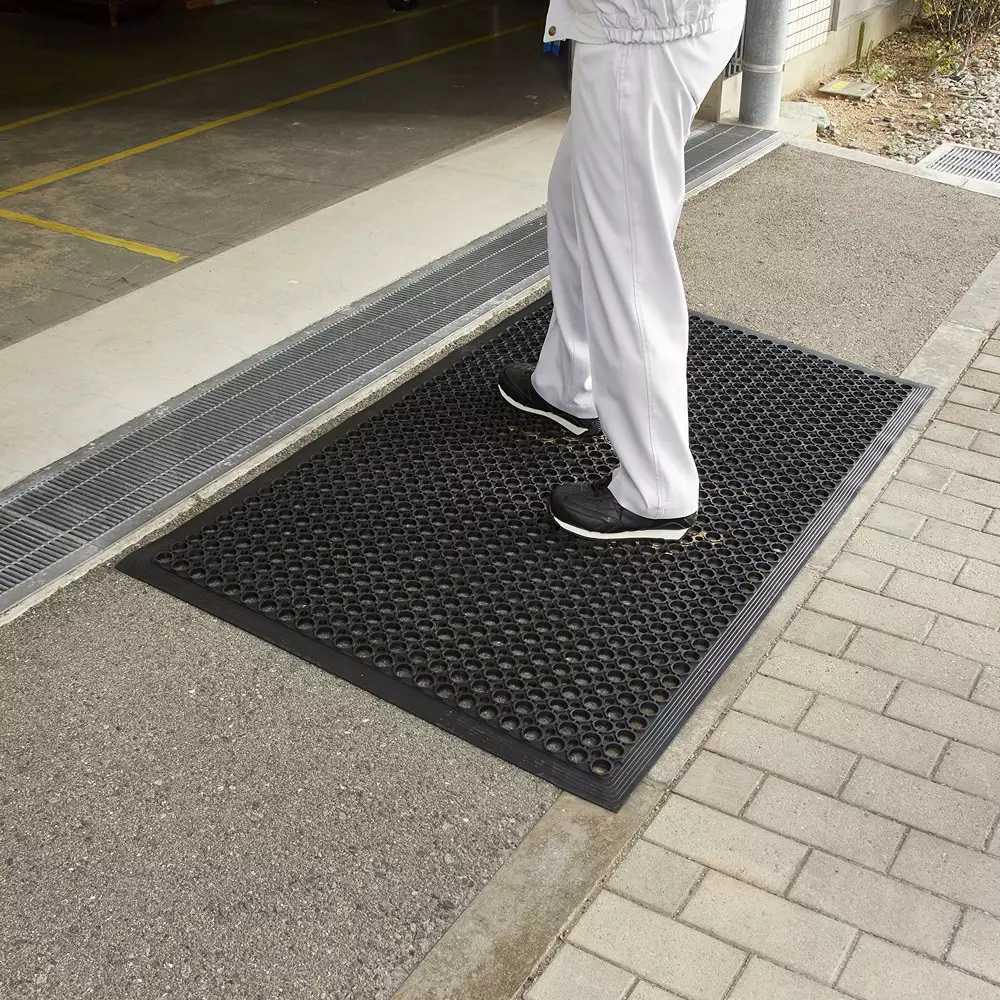 monotaro-perforated-rubber-mat-black-11-mm-thickness-910x1520