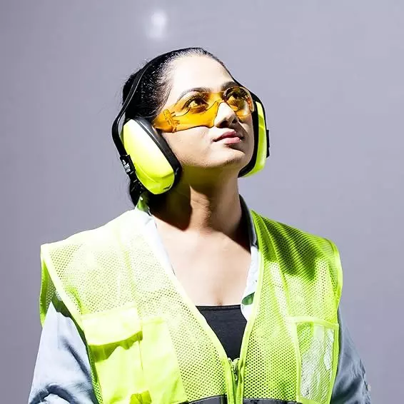 venus-n-530-earmuff-23-db-nrr-and-26-db-snr-adjustable-cushioned-abs-fluorescent-green-free-size-120620101