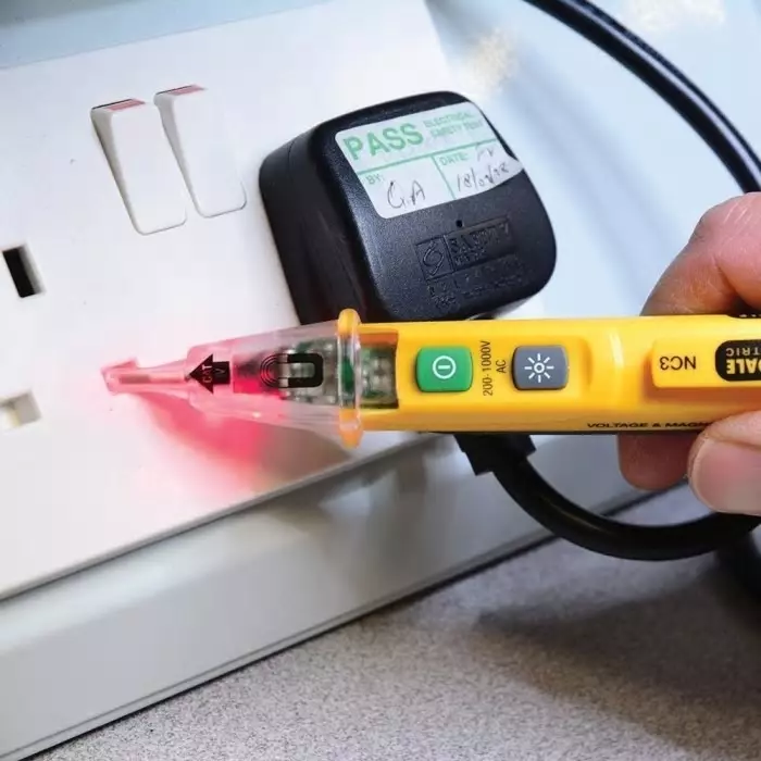 Martindale Non Contact Voltage Magnetic Field Indicator 10mT 200 V AC to 1000 V AC With RS Calibration, NC3