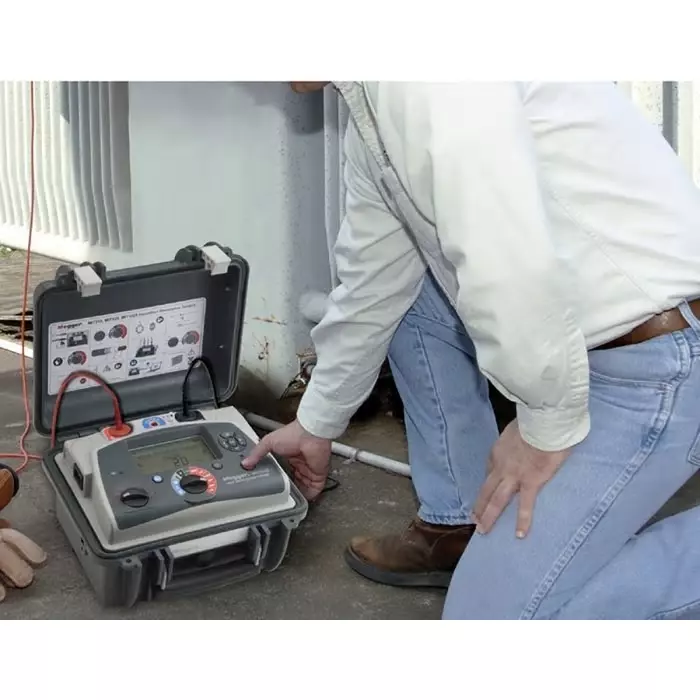 Megger Insulation Tester, 500V Min, 10000V Max, 20T Ω Max, CAT IV, MIT1025