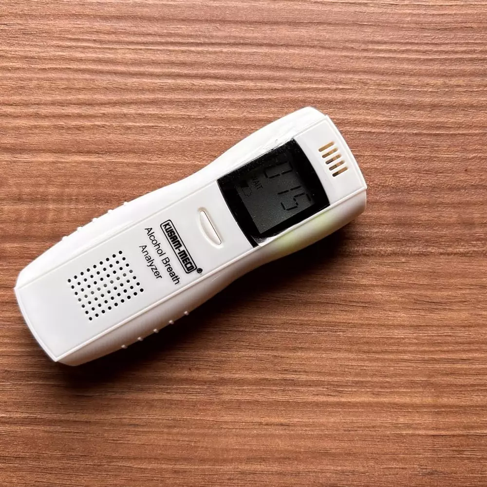 kusam-meco-alcohol-breath-analyzer-with-audio-alert-smart-sensor-digital-lcd-display-2-aaa-batteries-white-at198